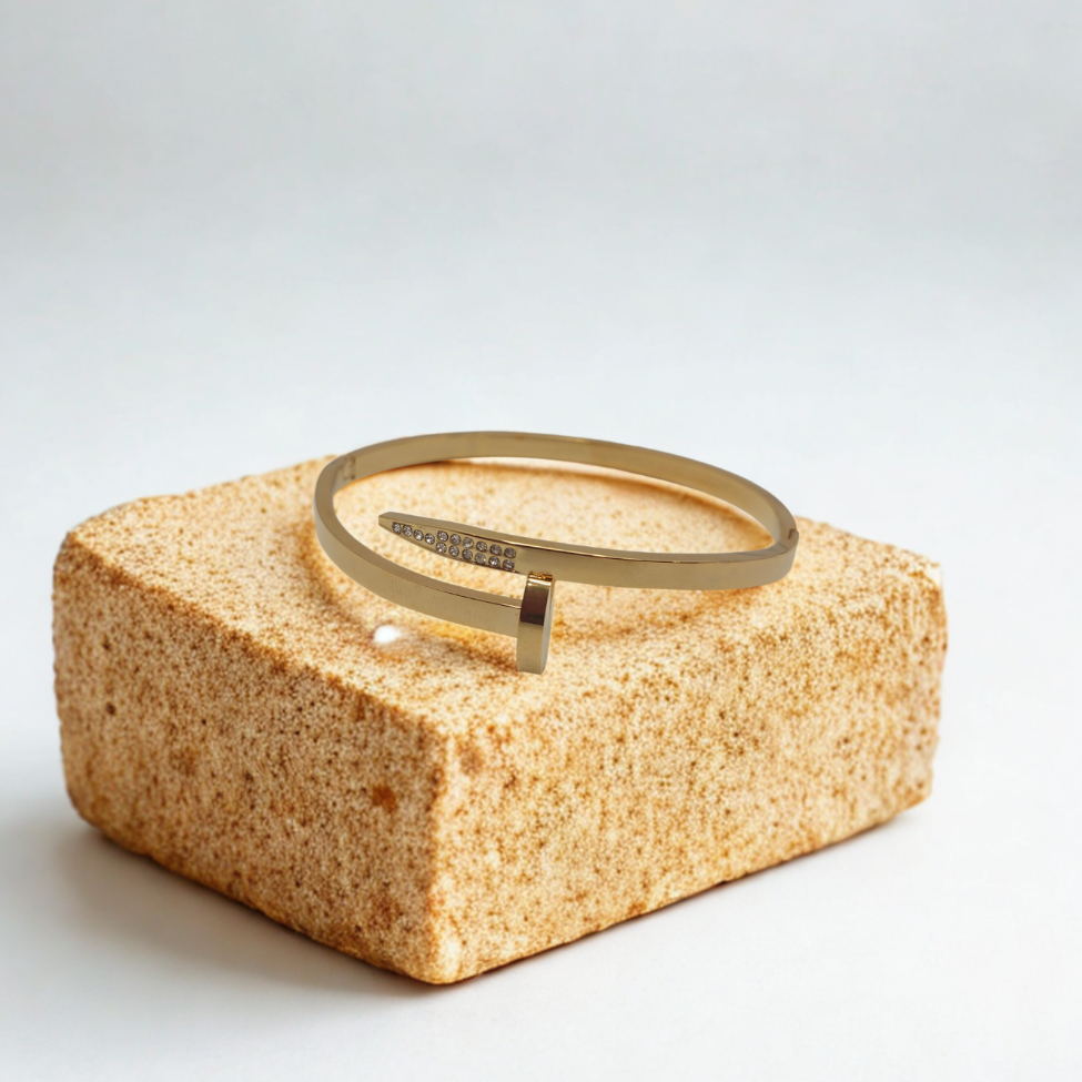 Bracelet rigide clouté avec zircone - 100 % acier plaqué or 18 carats