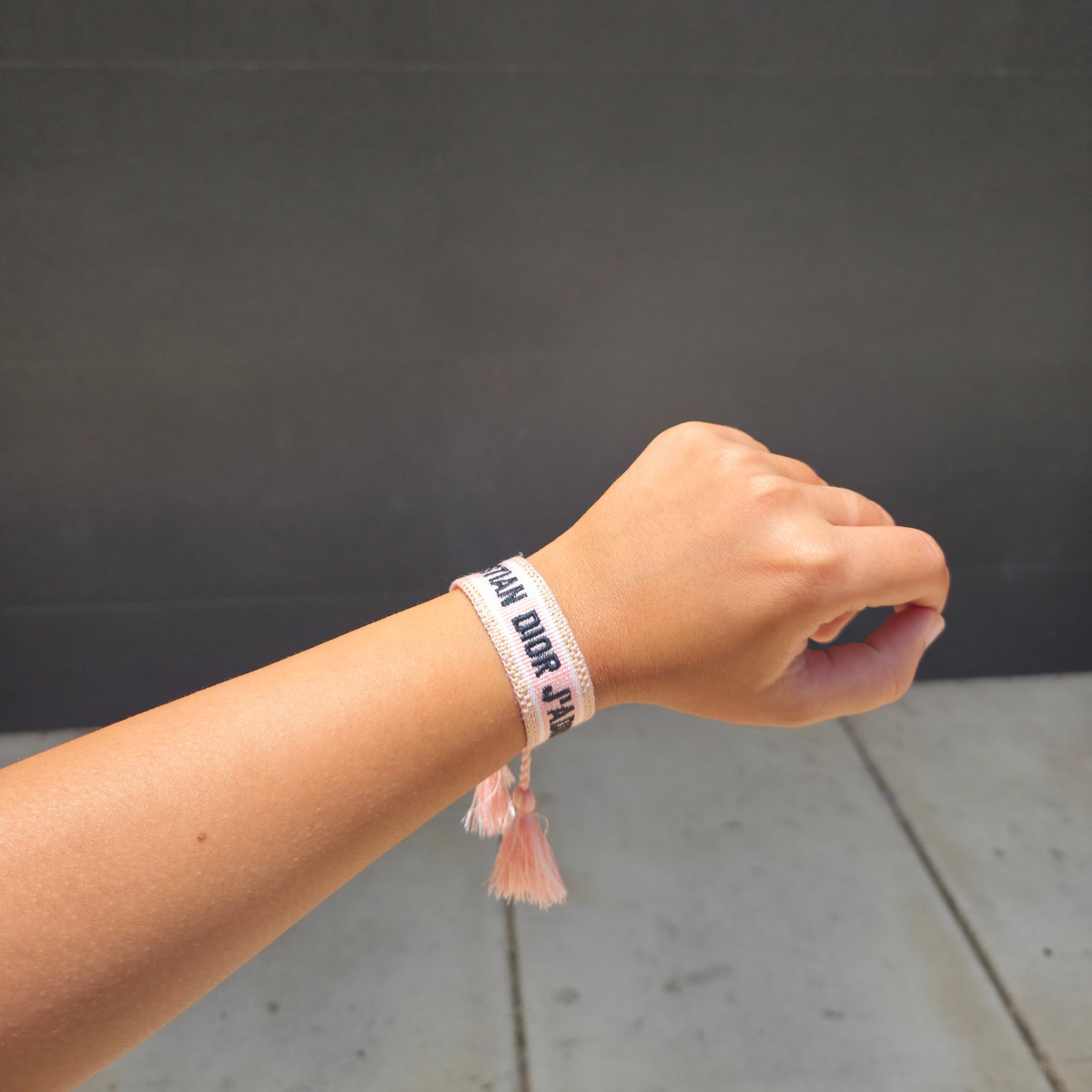 Pulsera de Tela con Diseño de Dos Colores y Borlas - Estilo Ajustable