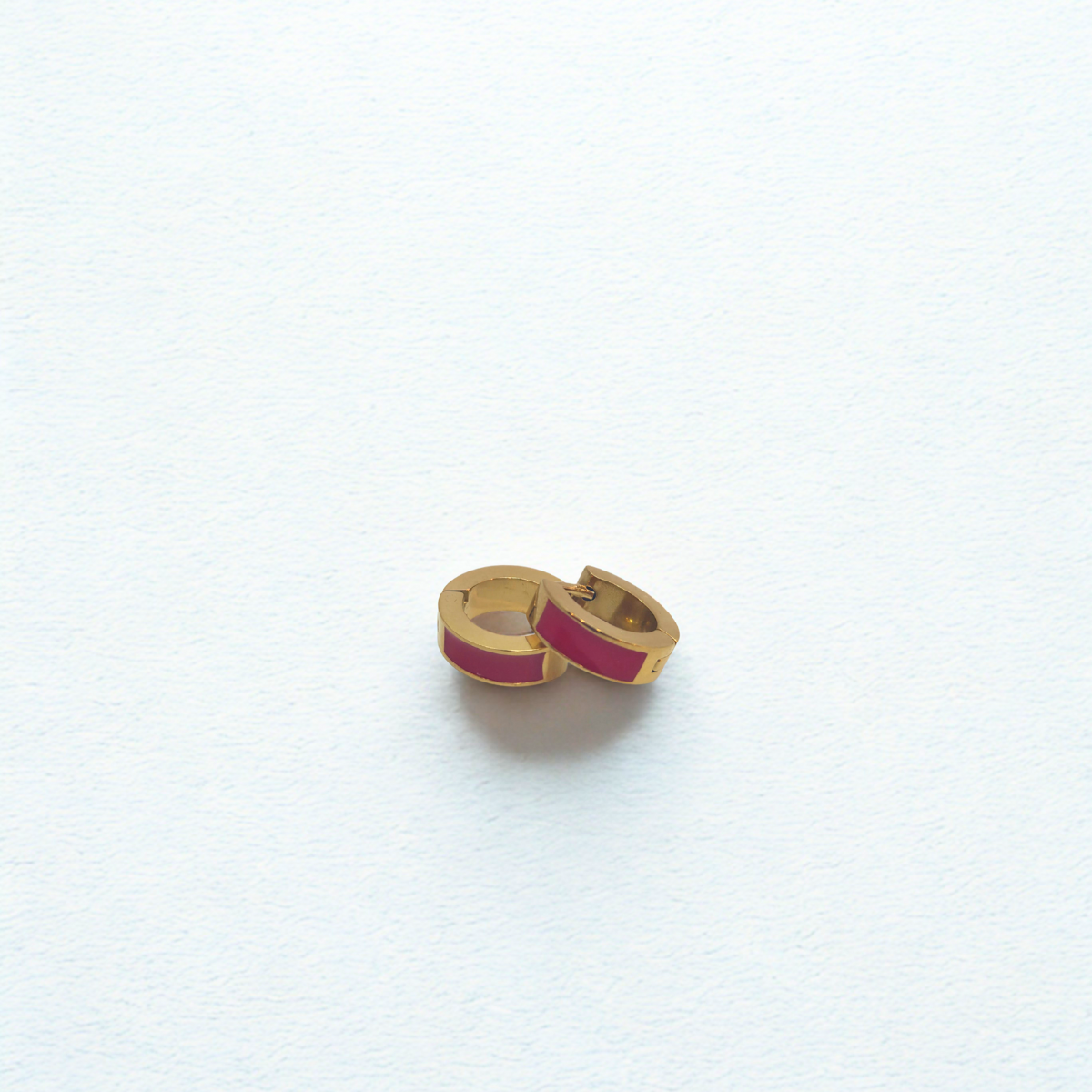Pendientes de Aro Robustos con Detalle de Esmalte Rojo Vibrante - 100% Acero Bañado en Oro 18K