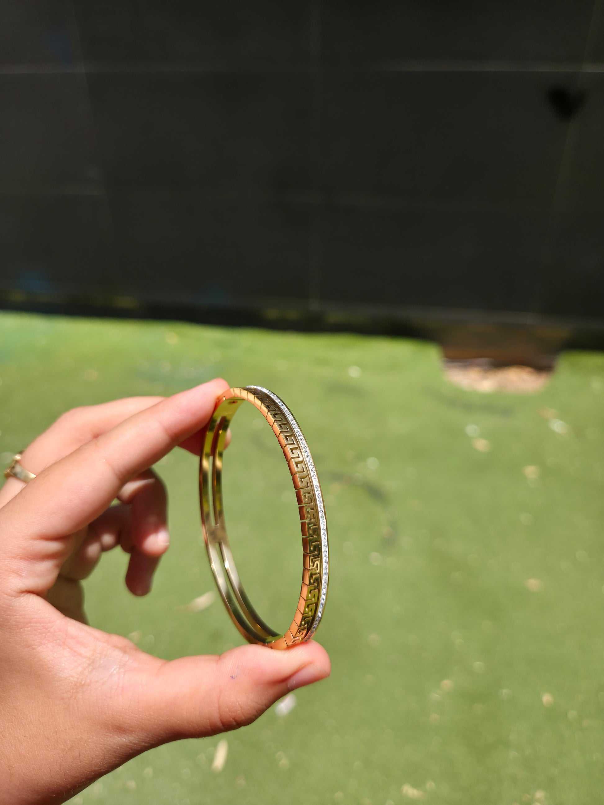 Pulsera Rígida 'Greca & Diamantes' Bañada en Oro 18K - 100% Acero