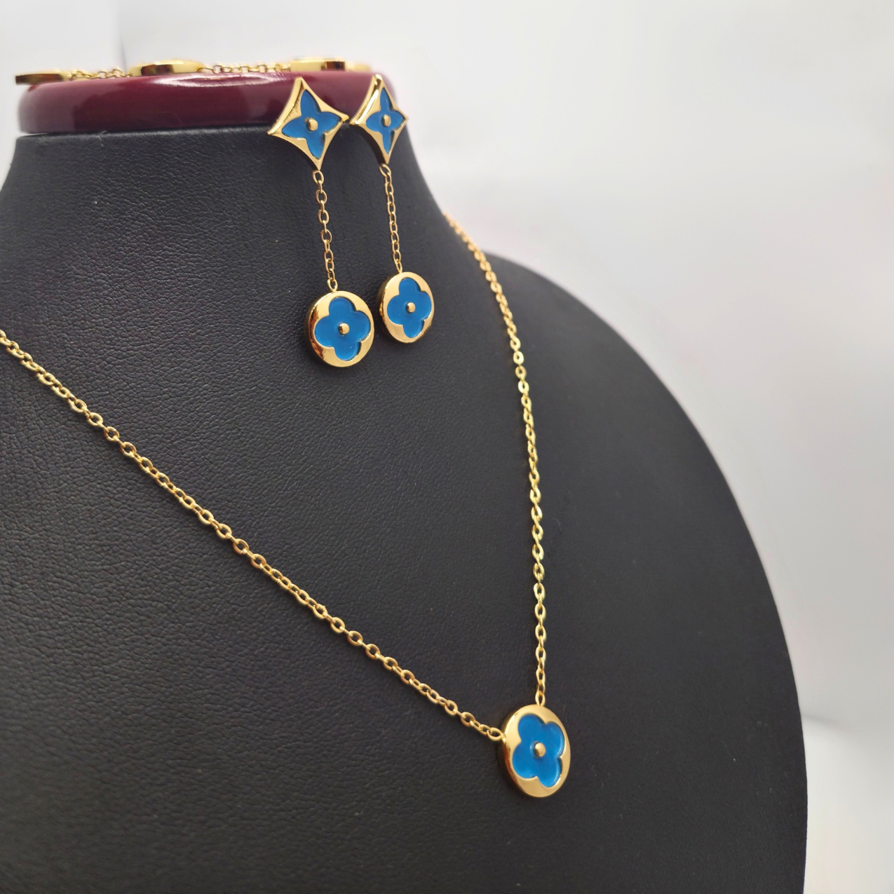Set de joyas de trébol azul en acero inoxidable 316 con baño de oro 18K. Collar, pulsera, pendientes y anillo.