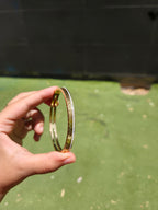 Pulsera Rígida 'Greca & Diamantes' Bañada en Oro 18K - 100% Acero