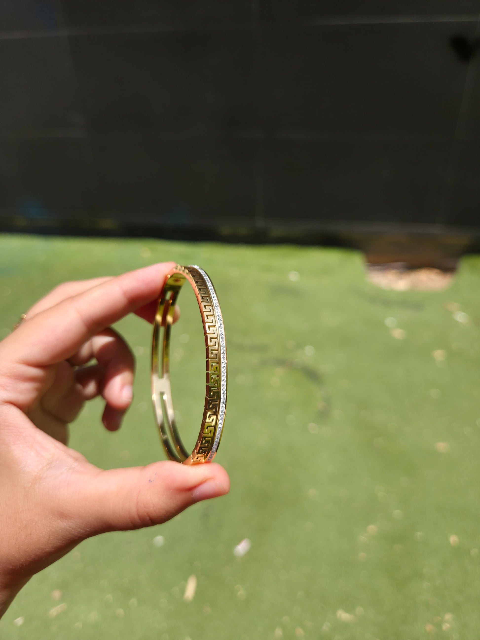 Pulsera Rígida 'Greca & Diamantes' Bañada en Oro 18K - 100% Acero