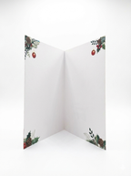 Tarjeta Navideña con Animales del Bosque, Fondo Rojo y Elementos Dorados (Incluye Sobre)