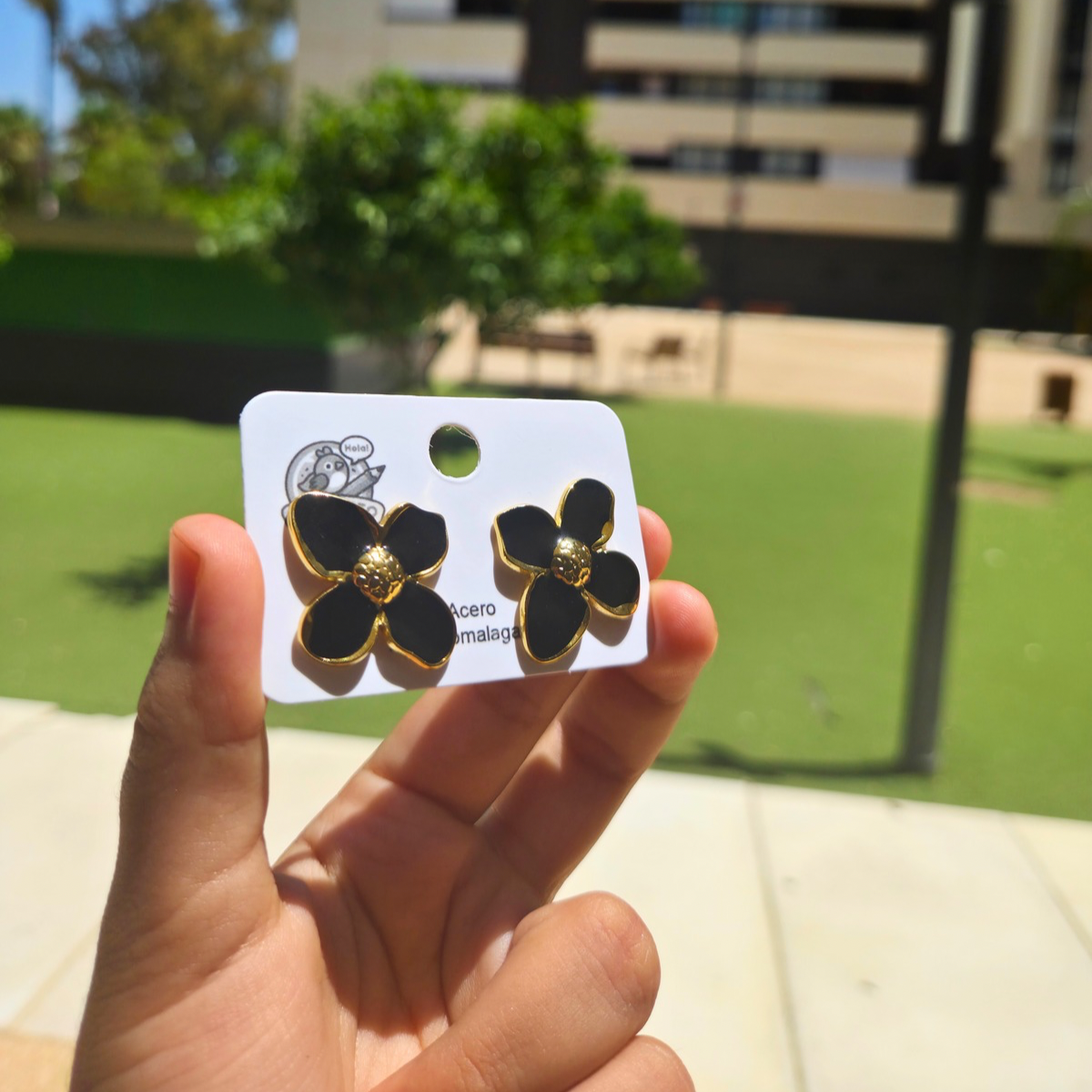 Pendientes de Botón con Flor de Pétalos Negros y Centro Dorado - 100% Acero Bañado en Oro 18K
