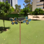 Pendientes de Botón con Flor de Pétalos Azul Petróleo y Centro Dorado - 100% Acero Bañado en Oro 18K