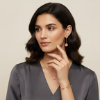 Conjunto de joyas de flor azul para mujer en acero inoxidable 316 con baño de oro 18K. El set incluye un collar, pendientes largos y un anillo a juego.