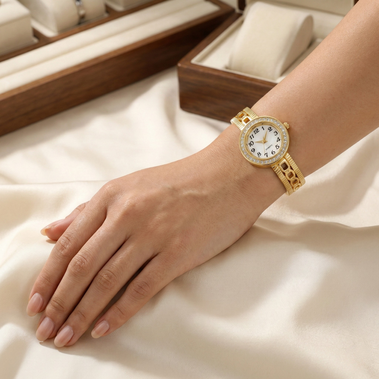 Reloj de Brazalete Rígido con Eslabones Calados y Cristales – 100% Acero Bañado en Oro 18K