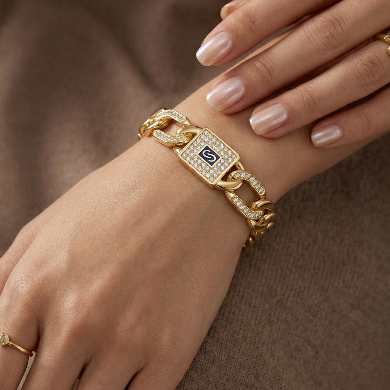 Pulsera de Eslabones "Curb" con Emblema Central y Brillantes – 100% Acero Bañado en Oro 18K