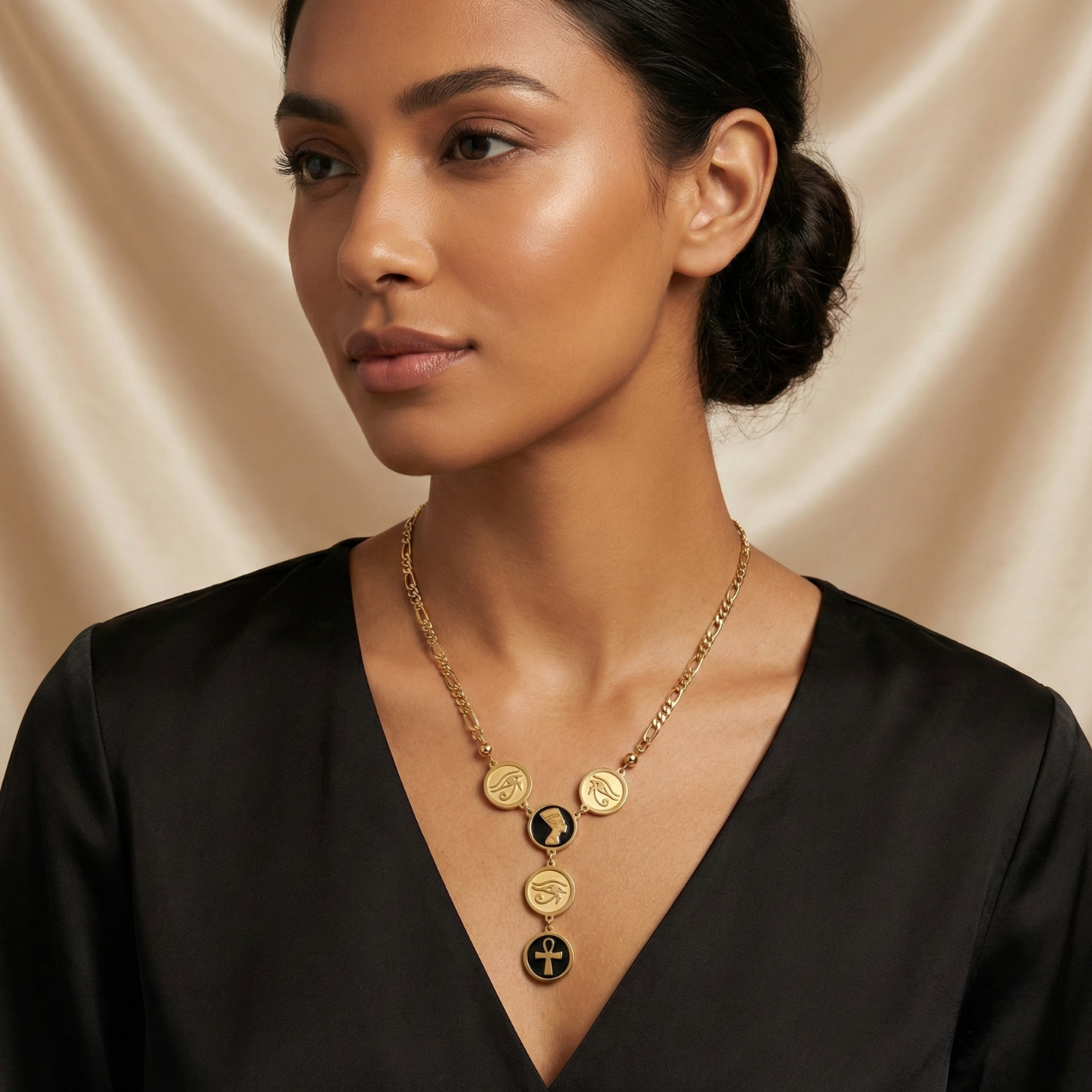 Collar con Amuletos Egipcios y Símbolo Ankh – 100% Acero Bañado en Oro 18K