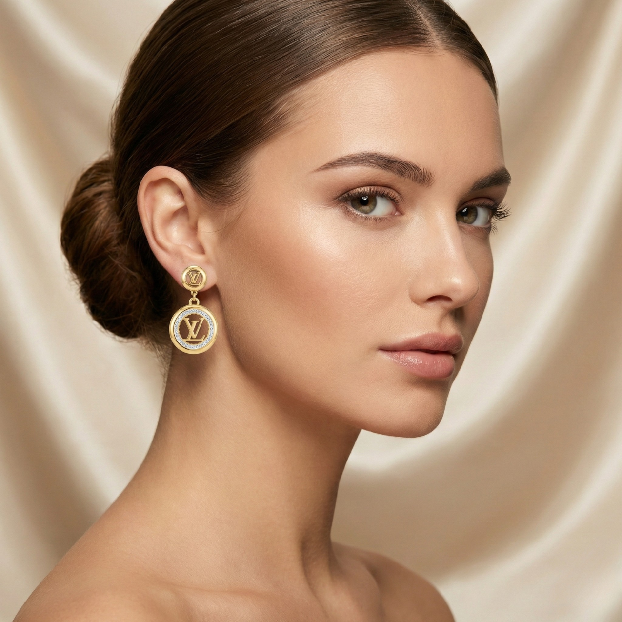 Pendientes de Gota con Logotipo Central y Cerco de Cristales – 100% Acero Bañado en Oro 18K