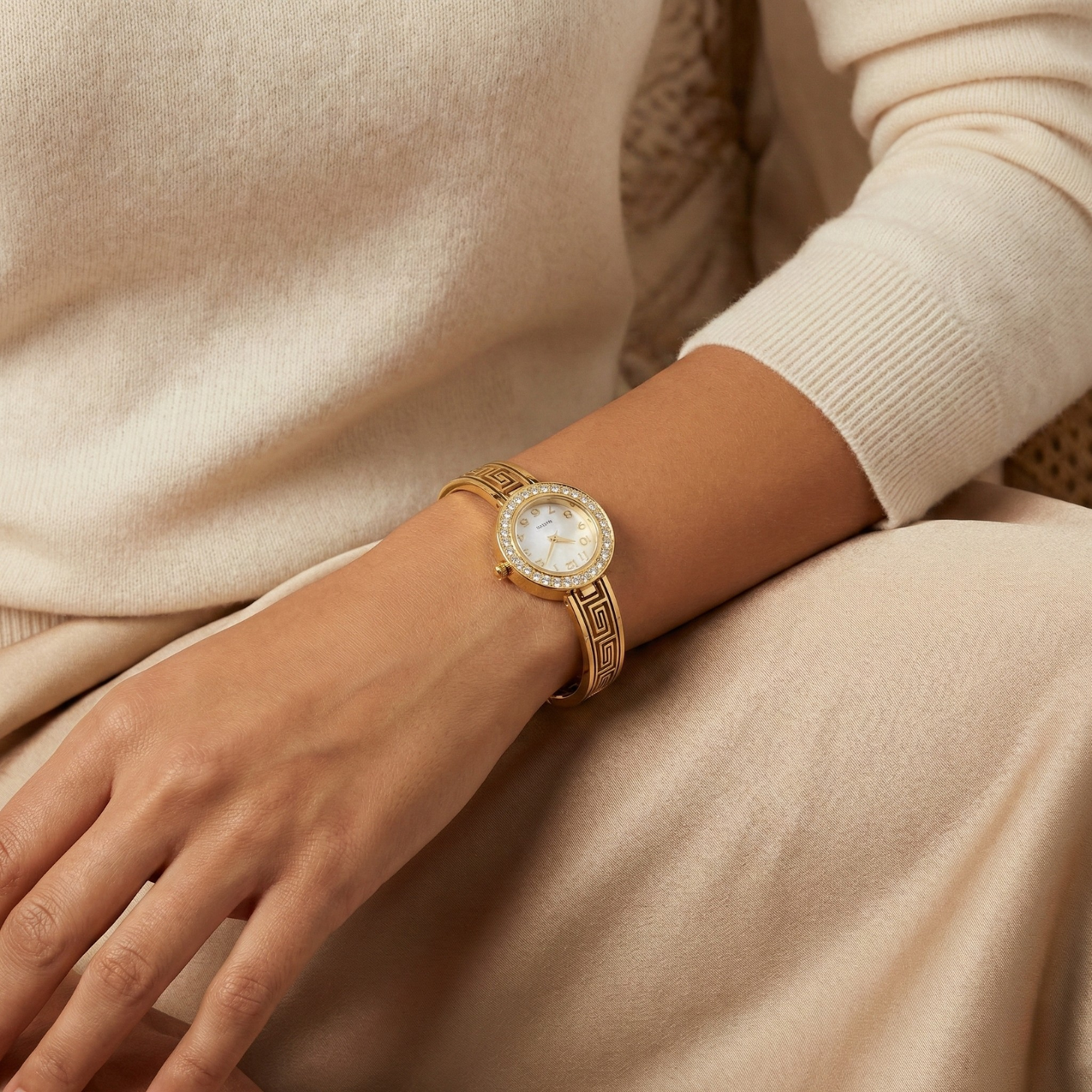 Reloj de Brazalete Rígido con Greca Griega y Cristales – 100% Acero Bañado en Oro 18K