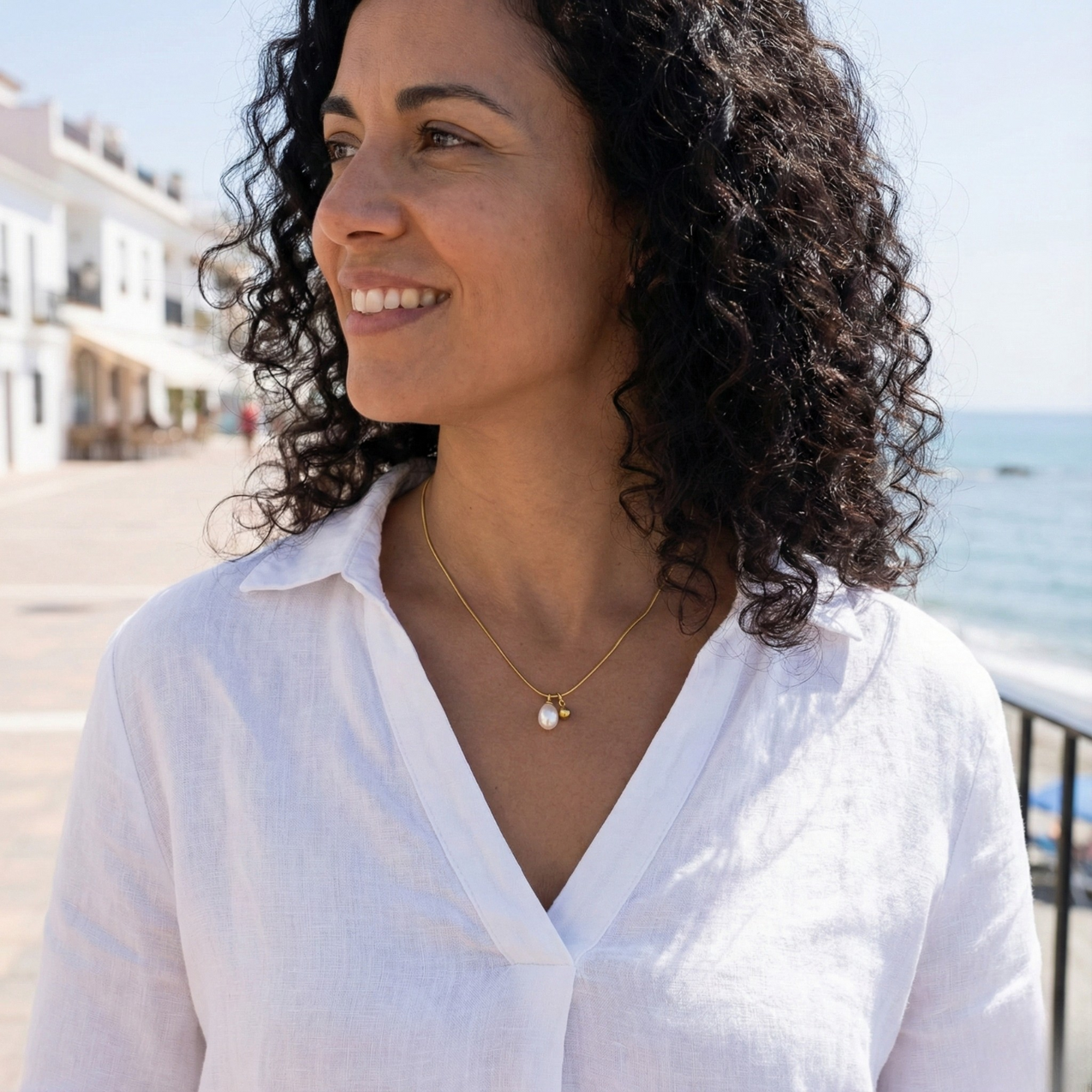 Collier minimaliste avec perle naturelle et boule dorée 100 % acier plaqué or 18 carats