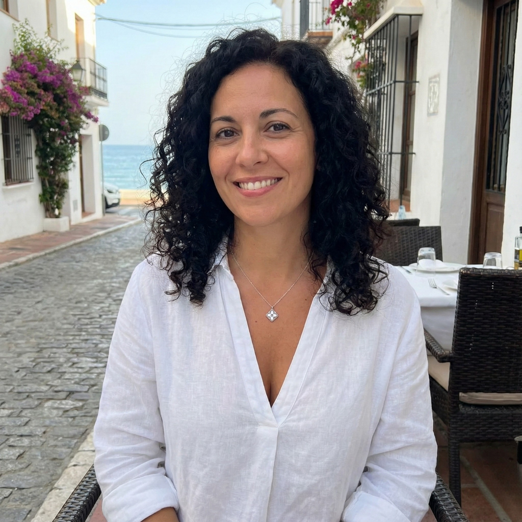 Collar Flor de Cuatro Pétalos con Nácar y Circonita Central 100% Acero Inoxidable Color Plata