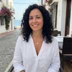 Collar Flor de Cuatro Pétalos con Nácar y Circonita Central 100% Acero Inoxidable Color Plata