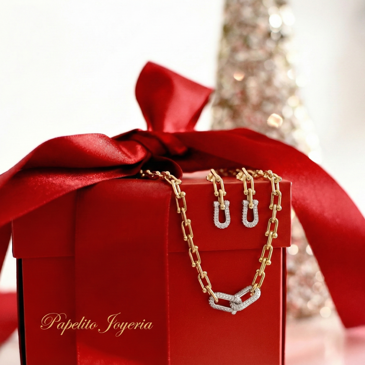 Conjunto de Acero Chapado en Oro 18K con Eslabones y Detalles de Brillantes: Collar, Pendientes y Pulsera