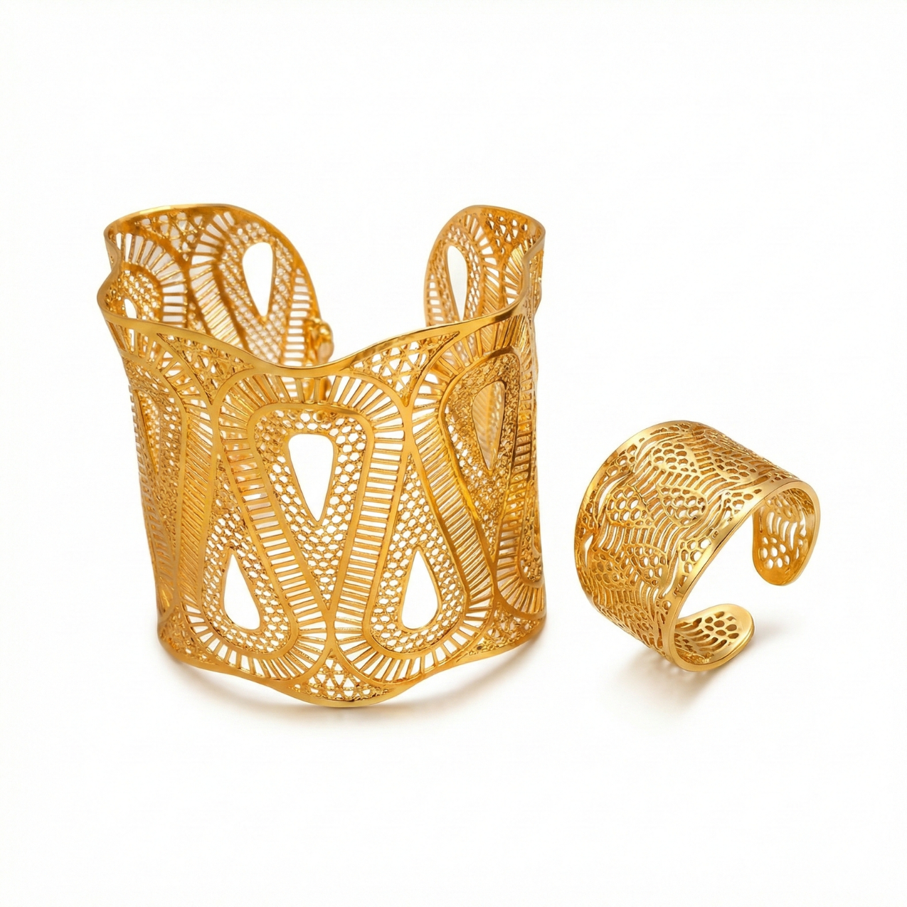 Conjunto de Brazalete Ancho y Anillo Calado 100% Acero Bañado en Oro 18K