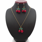 Conjunto Collar y Pendientes de Cerezas Rojas de Acero Chapado en Oro 18K