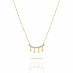 Collar Cadena Fina con Colgante Curvo de Brillantes y Dijes de Flor de Acero Chapado en Oro 18K