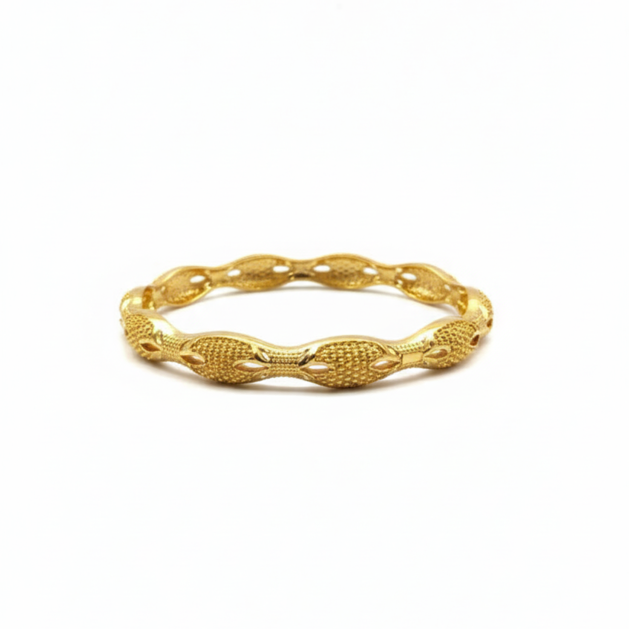Brazalete Rígido Ondulado con Textura Detallada de Acero Chapado en Oro 18K