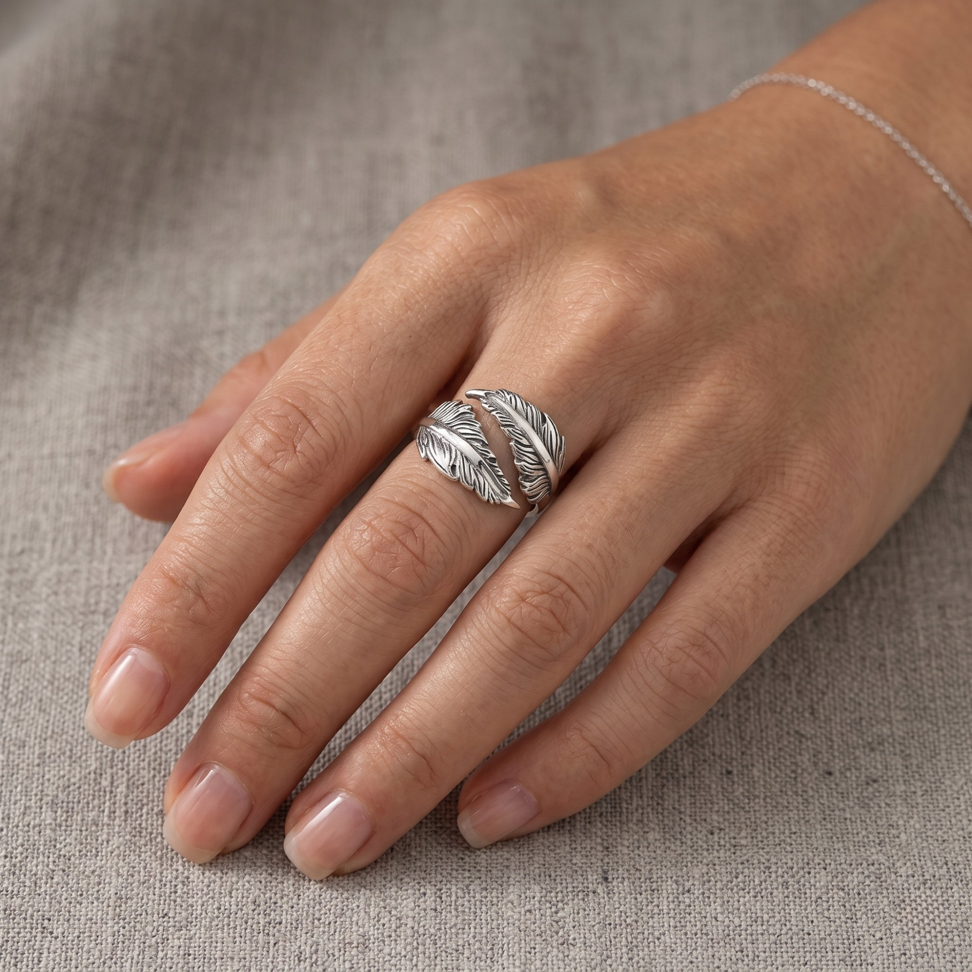 Anillo Ajustable de Plumas Entrelazadas - 100% Acero con Baño de Plata