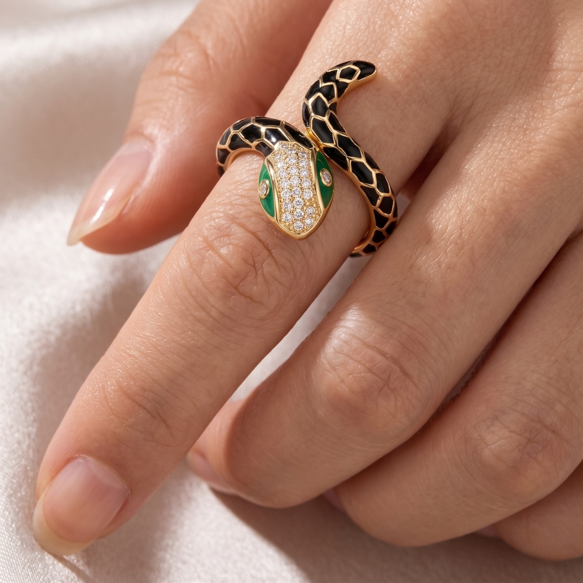 Anillo Ajustable de Serpiente con Esmalte Negro y Cristales - 100% Acero Bañado en Oro 18K