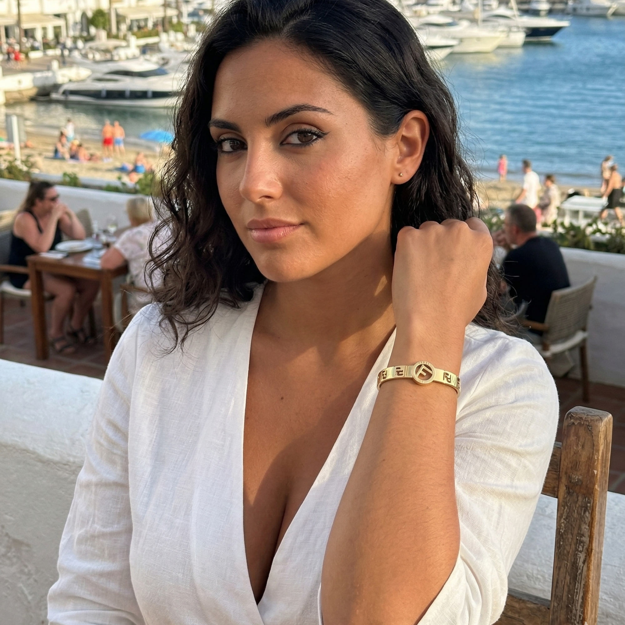 Brazalete Rígido con Logotipo Calado - 100% Acero con Baño de Oro 18K