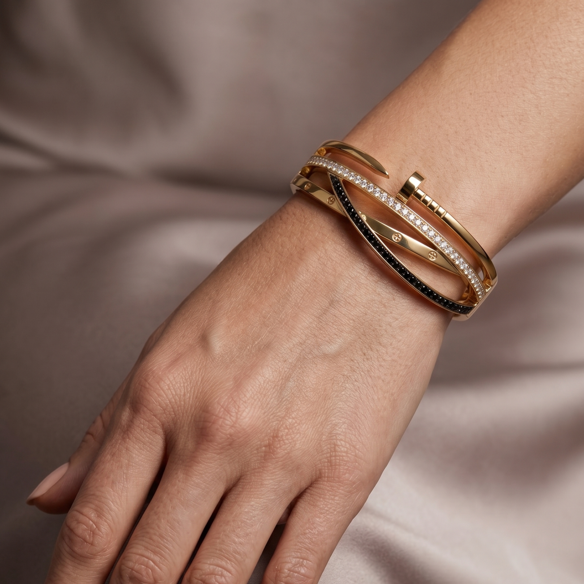 Brazalete Triple Diseño de Clavo y Cristales - 100% Acero Bañado en Oro 18K