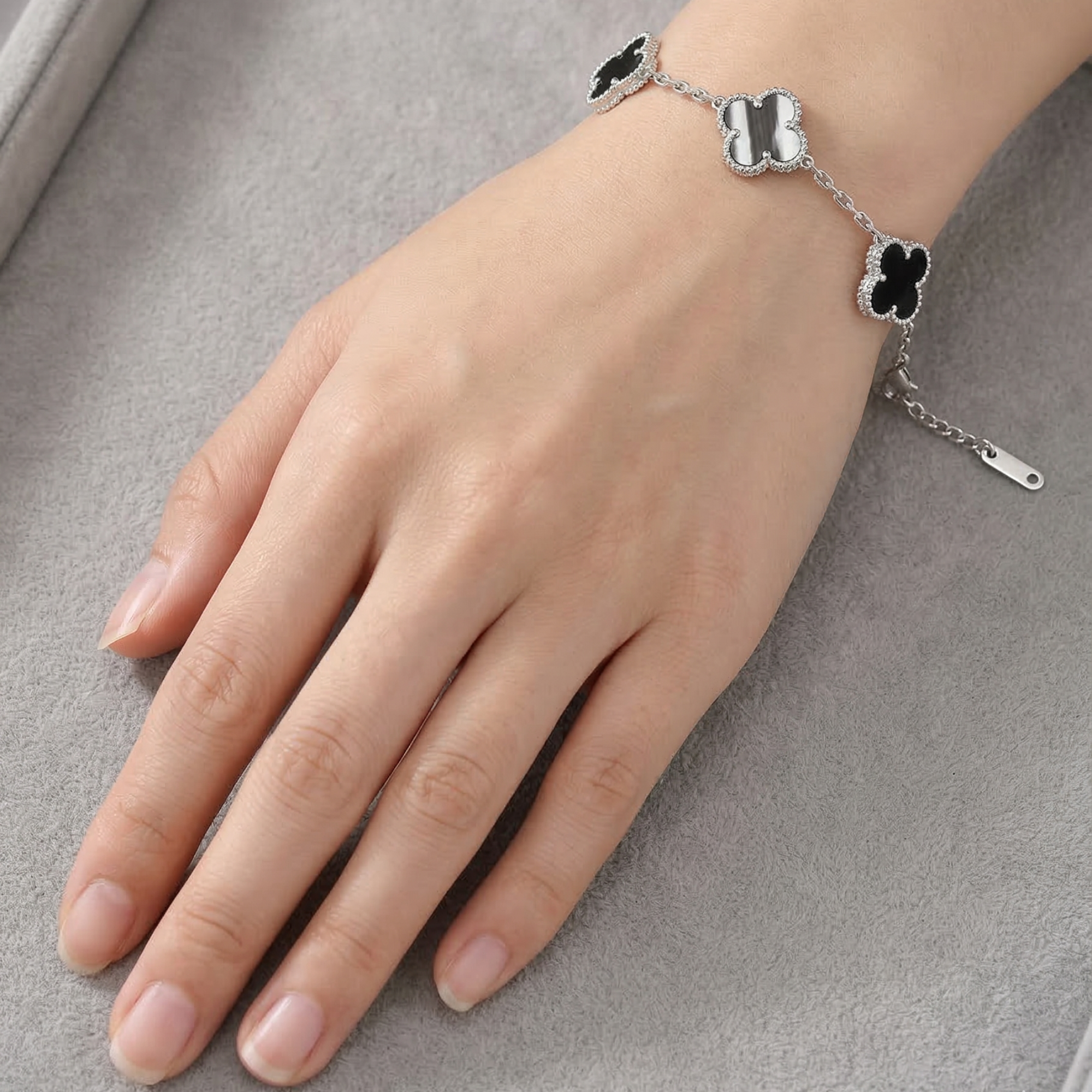 Bracelet Trèfle, motif marbre noir et blanc, 100 % acier inoxydable, couleur argent