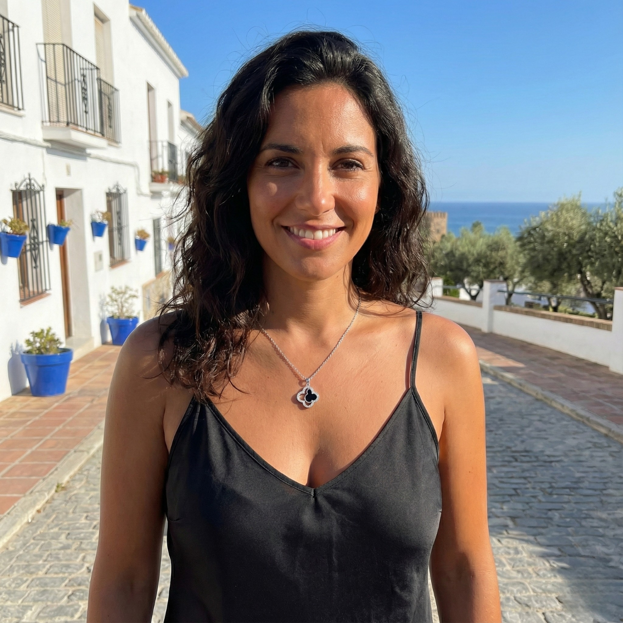 Collar Cadena Fina con Dije Trébol Bicolor (Negro y Brillantes) de Acero Chapado en Plata