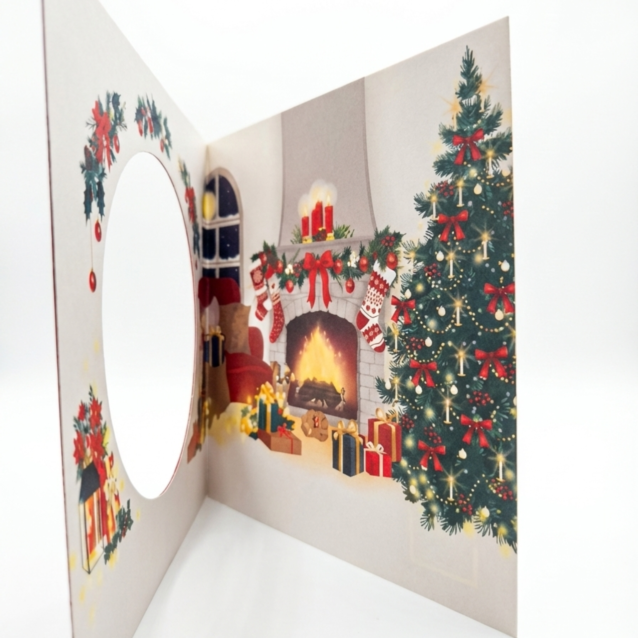 Tarjeta Navideña Escena de Chimenea Acogedora con Ventana Circular (Incluye Sobre)