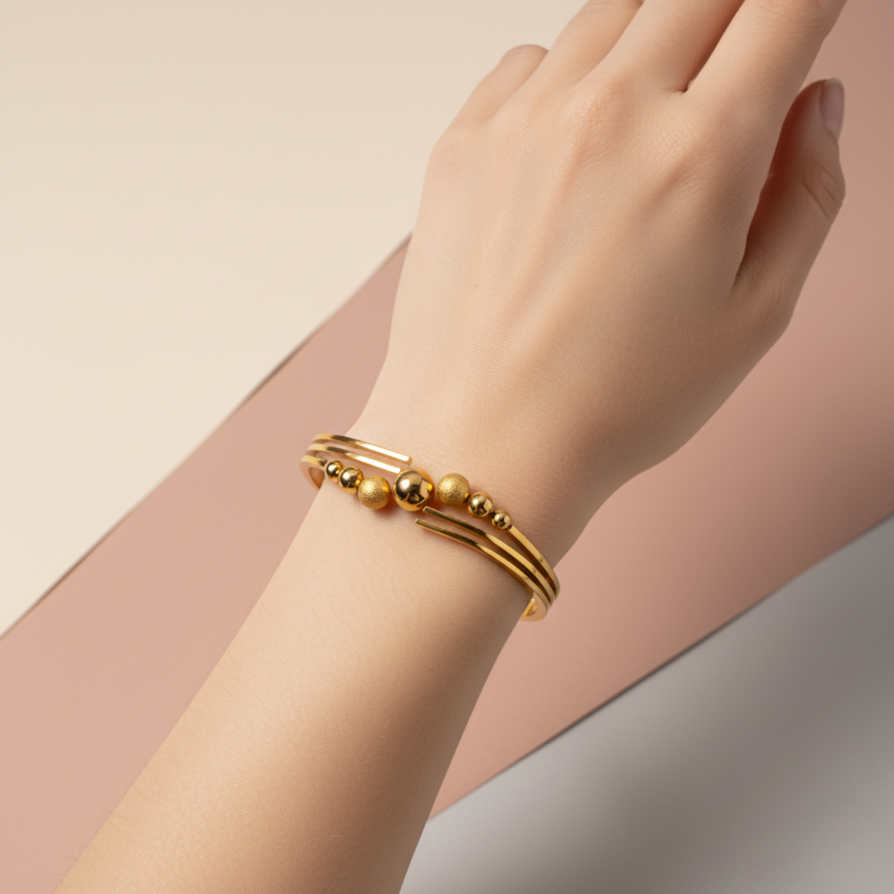 Brazalete Rígido Abierto de Acero Chapado en Oro 18K con Bolas Lisas y Texturizadas