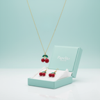Conjunto Collar y Pendientes de Cerezas Rojas de Acero Chapado en Oro 18K