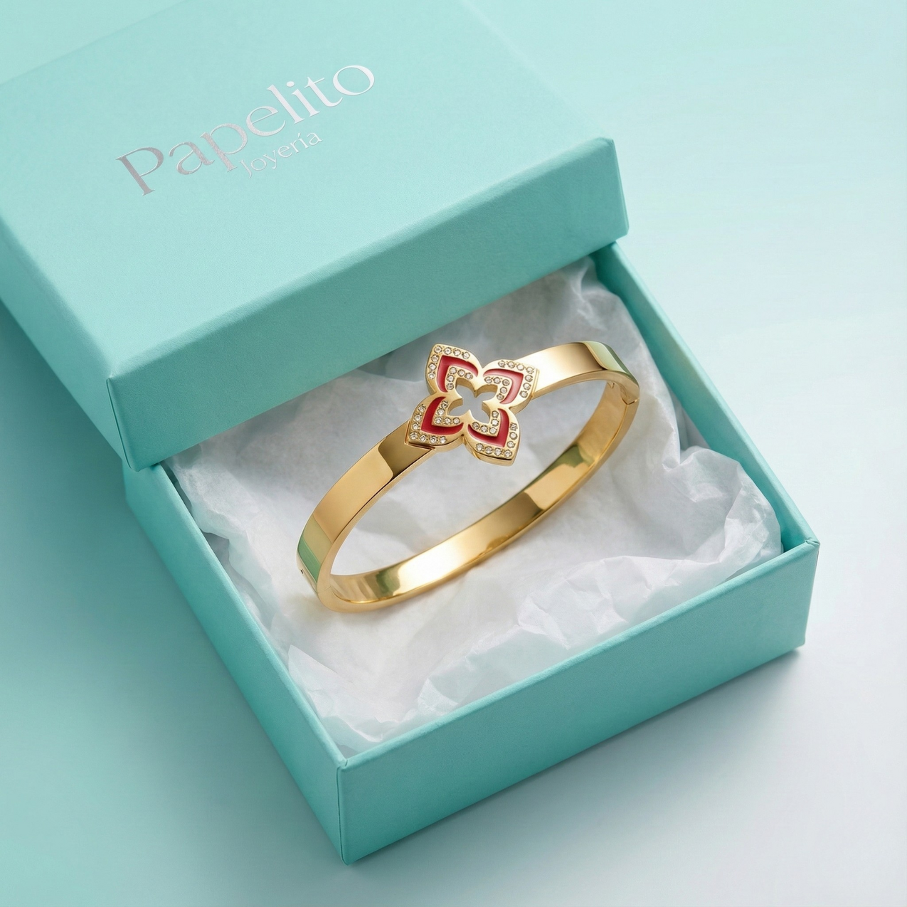 Bracelet rigide avec fleur à quatre pétales émaillée rouge et zircone - 100 % acier plaqué or 18 carats