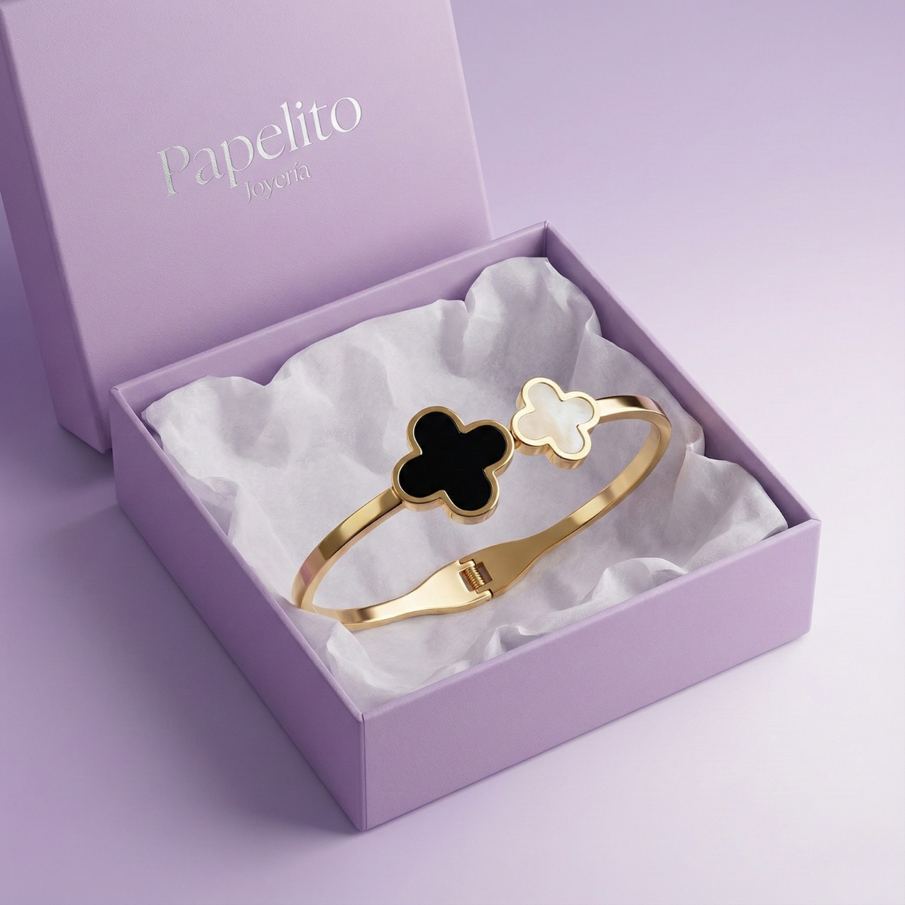 Pulsera Rígida con Doble Trébol: Nácar Blanco y Esmalte Negro - 100% Acero Bañado en Oro 18K