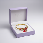 Pulsera Tipo Charm de Acero Chapado en Oro con Dijes Rojos y Detalles