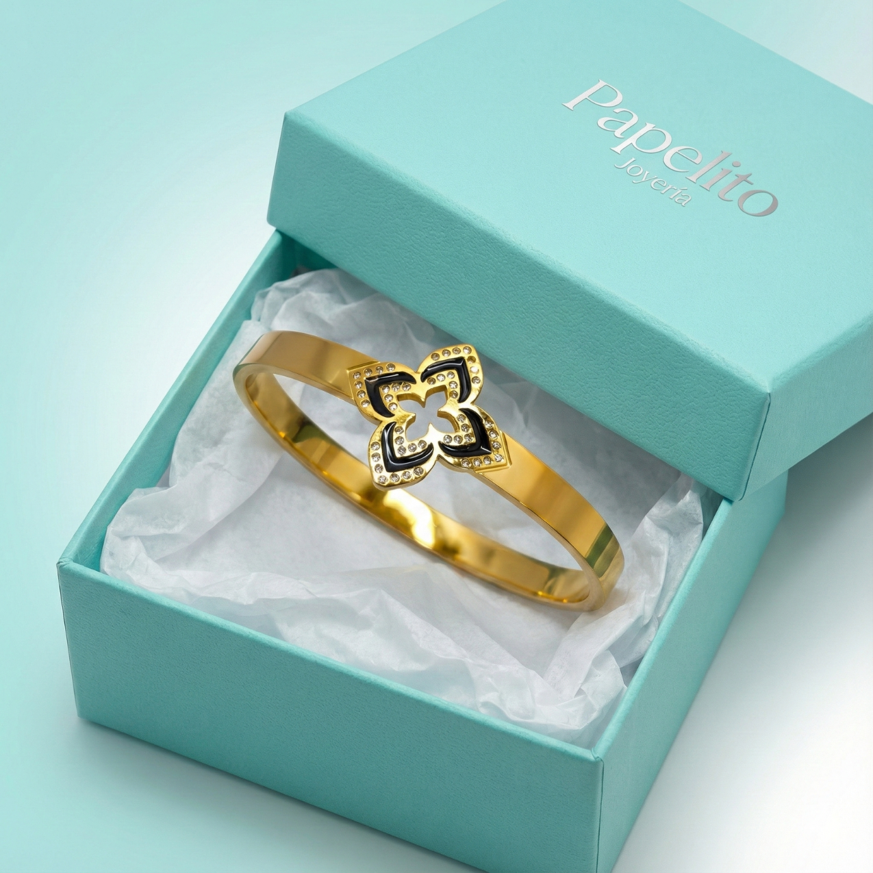 Bracelet rigide avec fleur émaillée à quatre pétales et zircone - 100 % acier plaqué or 18 carats