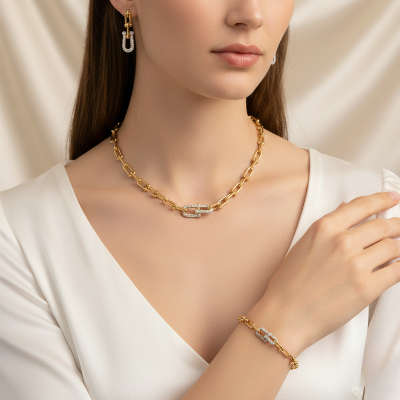 Conjunto de Acero Chapado en Oro 18K con Eslabones y Detalles de Brillantes: Collar, Pendientes y Pulsera