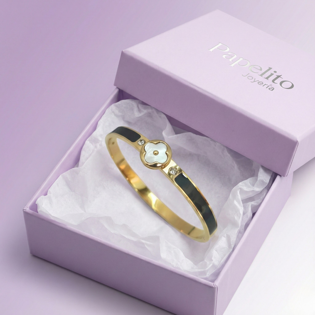 Bracelet rigide avec motif trèfle en nacre et zircone, détails émaillés noirs - 100 % acier plaqué or 18 carats