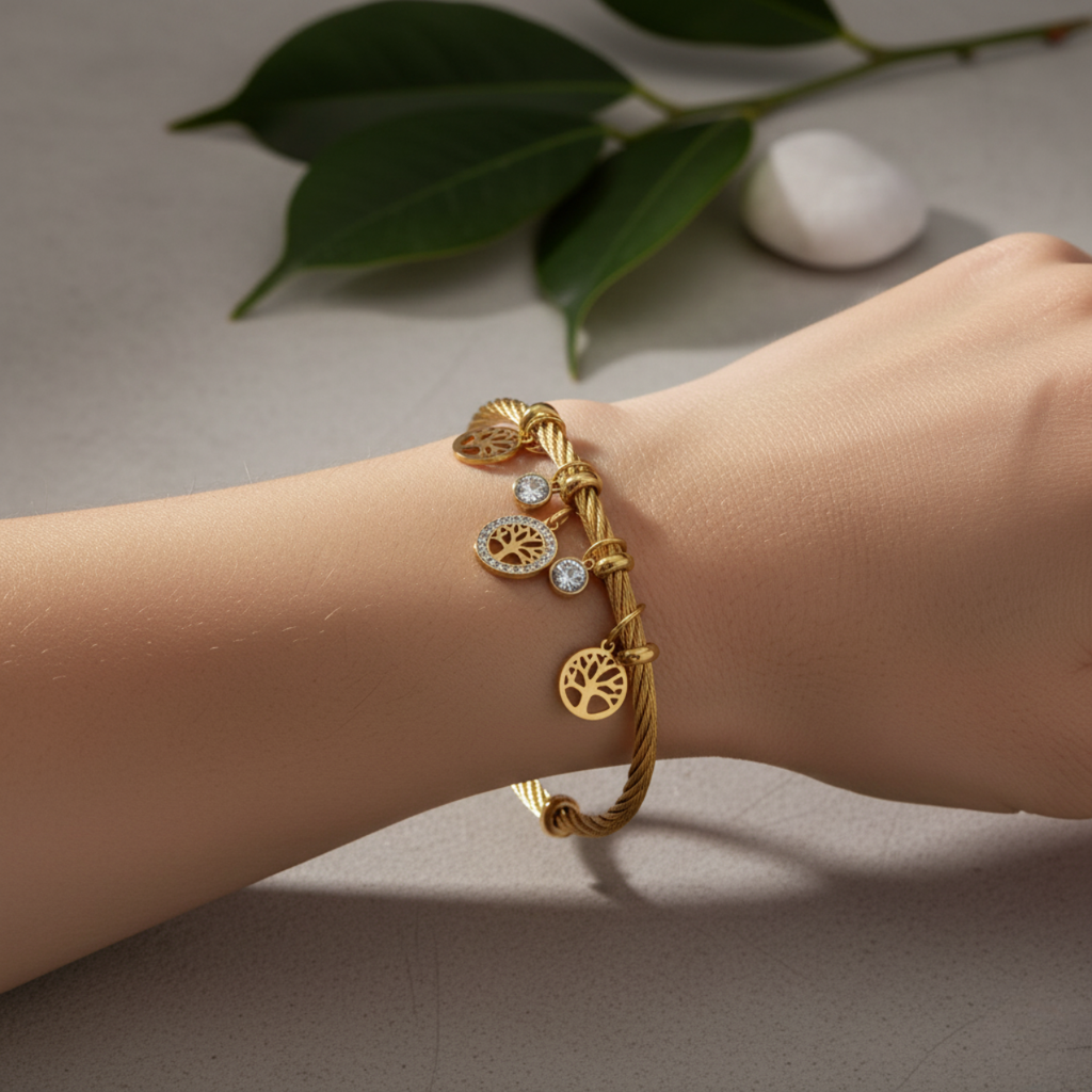 Bracelet rigide tressé en acier plaqué or 18 carats avec breloques Arbre de Vie et strass