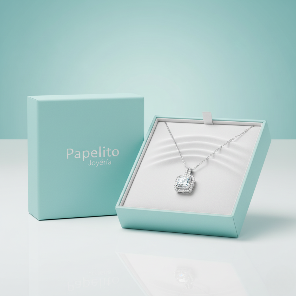 Collar Cadena Fina con Dije Cuadrado Central y Halo de Brillantes de Acero Chapado en Plata