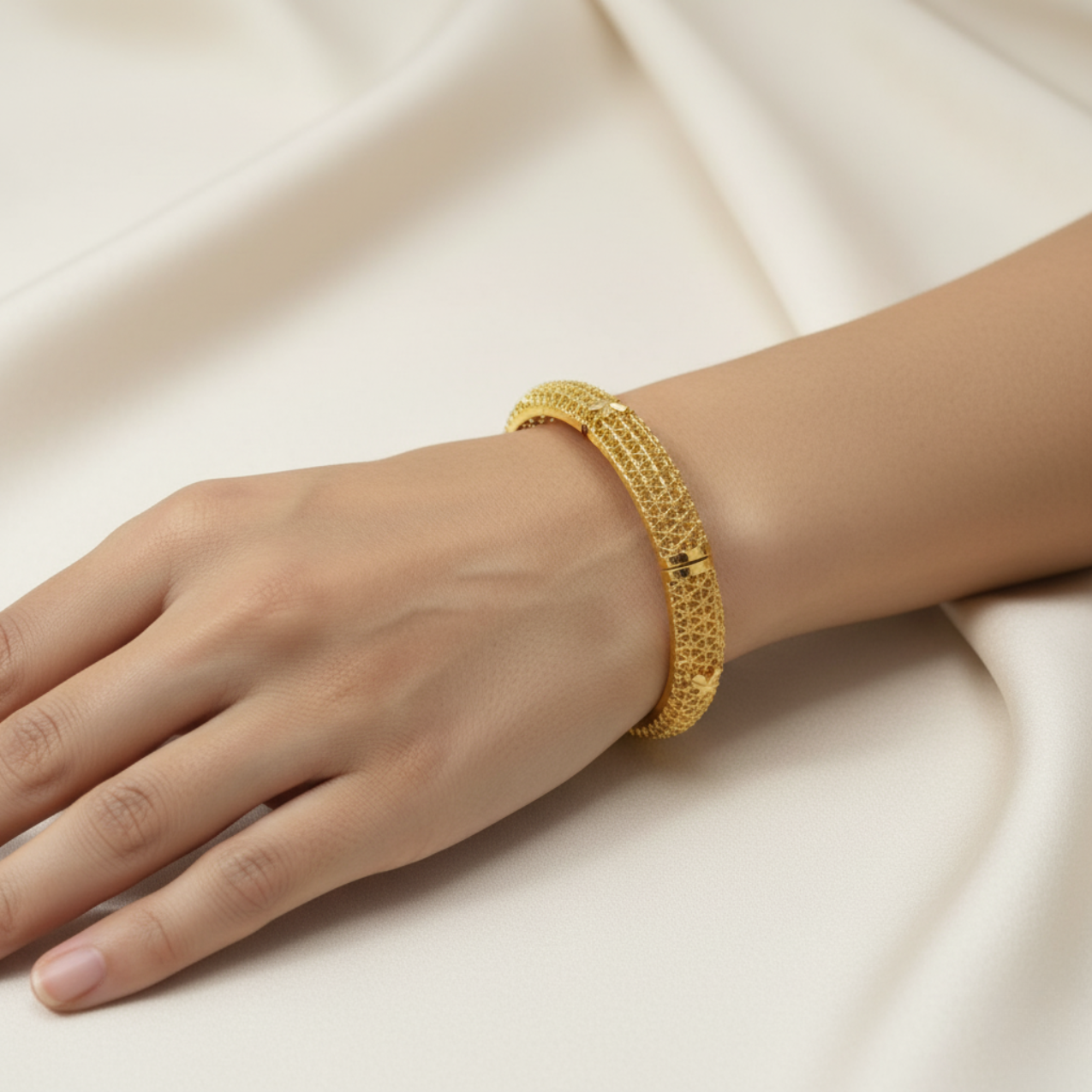 Brazalete Rígido Calado con Diseño Geométrico de Acero Chapado en Oro 18K