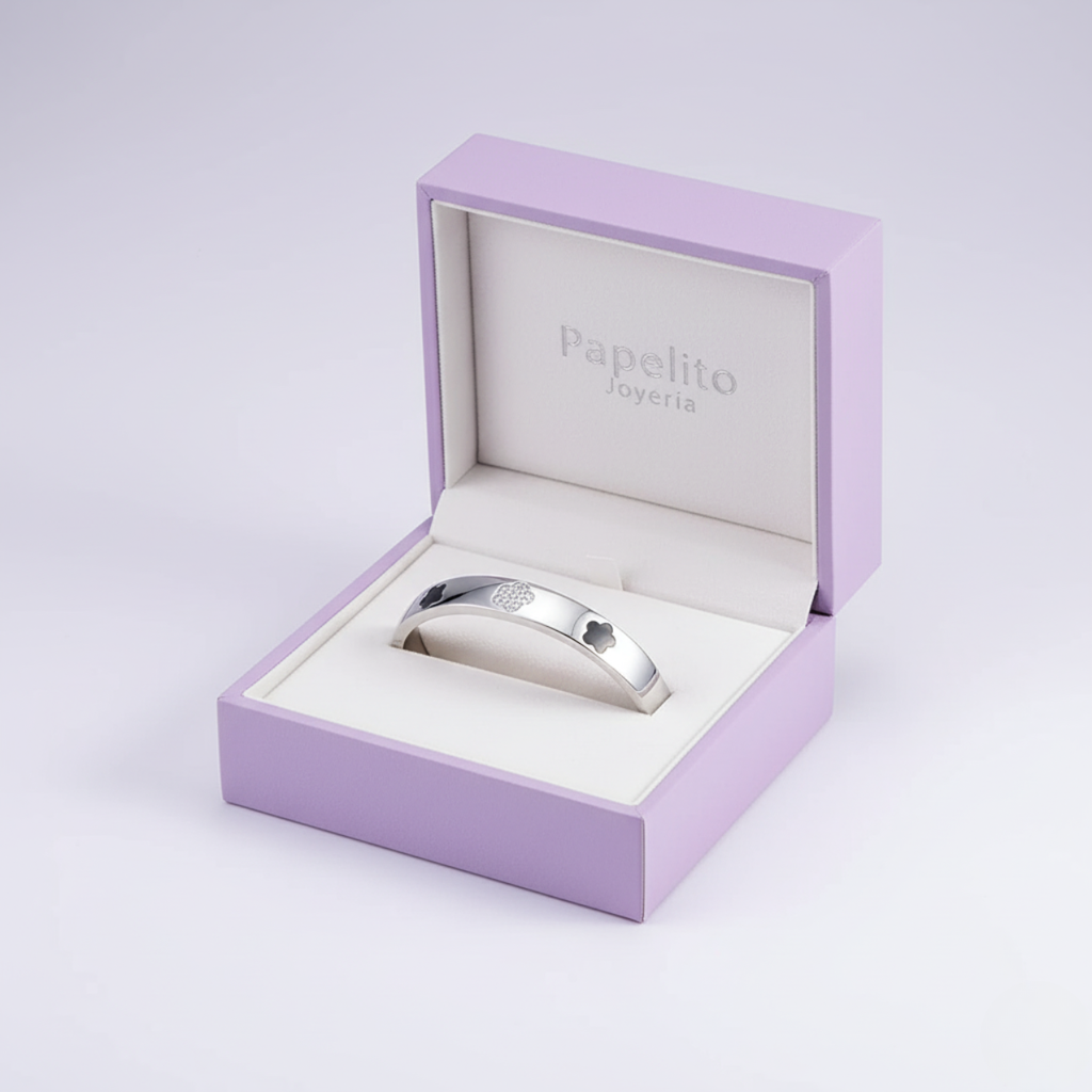 Brazalete Rígido Abierto de Acero Chapado en Plata con Tréboles Bicolores y Brillantes