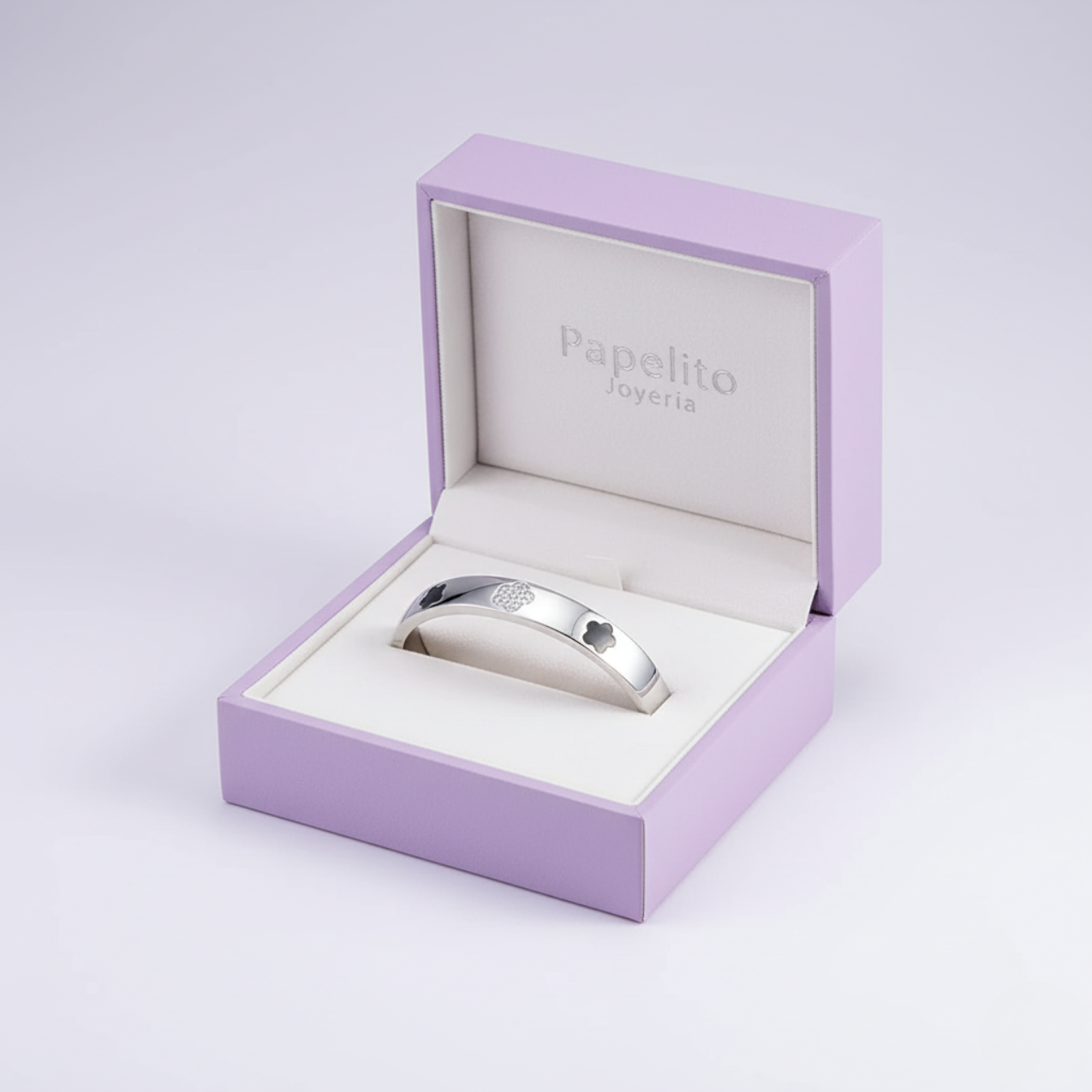 Brazalete Rígido Abierto de Acero Chapado en Plata con Tréboles Bicolores y Brillantes