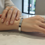 Brazalete Rígido Abierto de Acero Chapado en Plata con Tréboles Bicolores y Brillantes