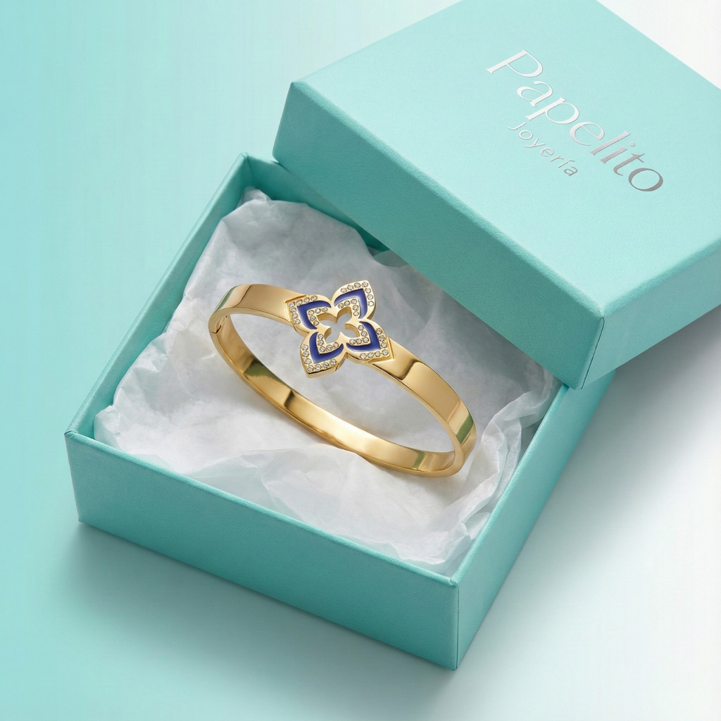 Bracelet rigide avec fleur émaillée bleue à quatre pétales et zircone - 100 % acier plaqué or 18 carats