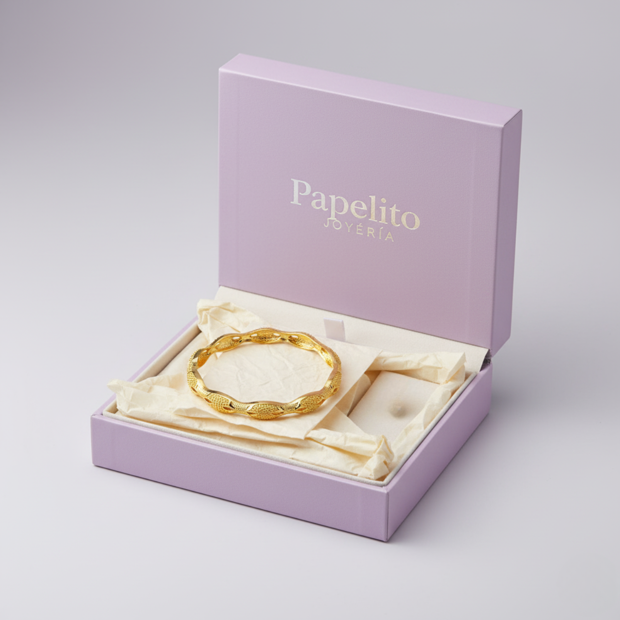 Brazalete Rígido Ondulado con Textura Detallada de Acero Chapado en Oro 18K