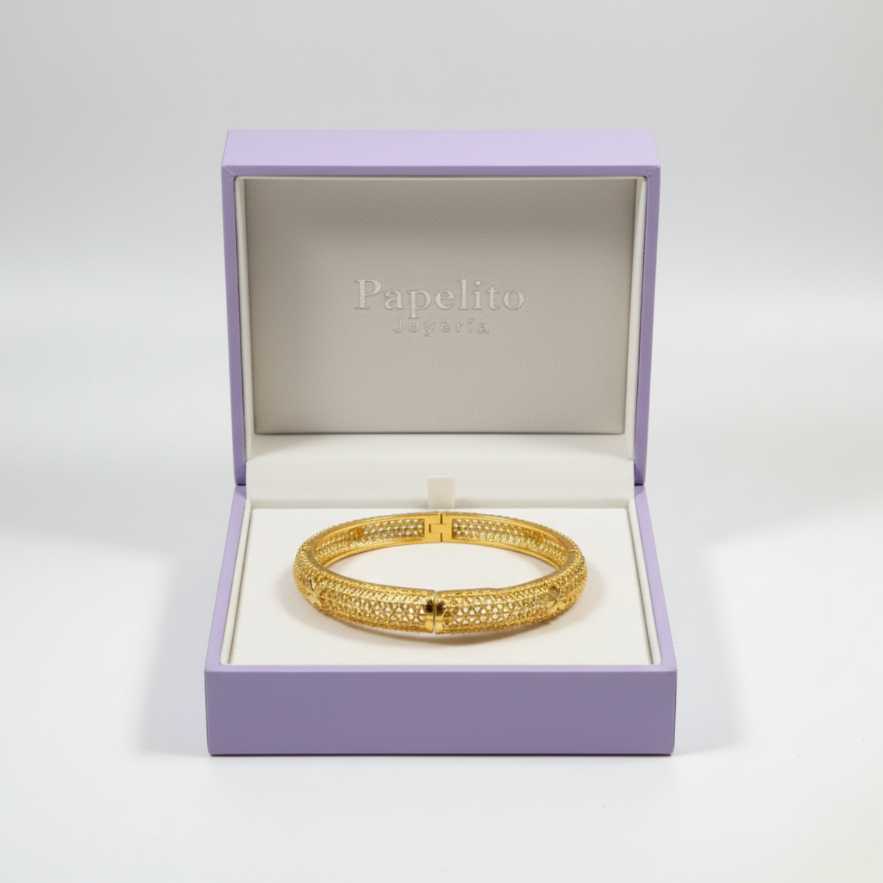 Brazalete Rígido Calado con Diseño Geométrico de Acero Chapado en Oro 18K