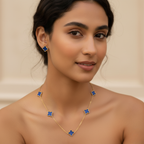 Collar con Tréboles Azules Espaciados de Acero Chapado en Oro 18K