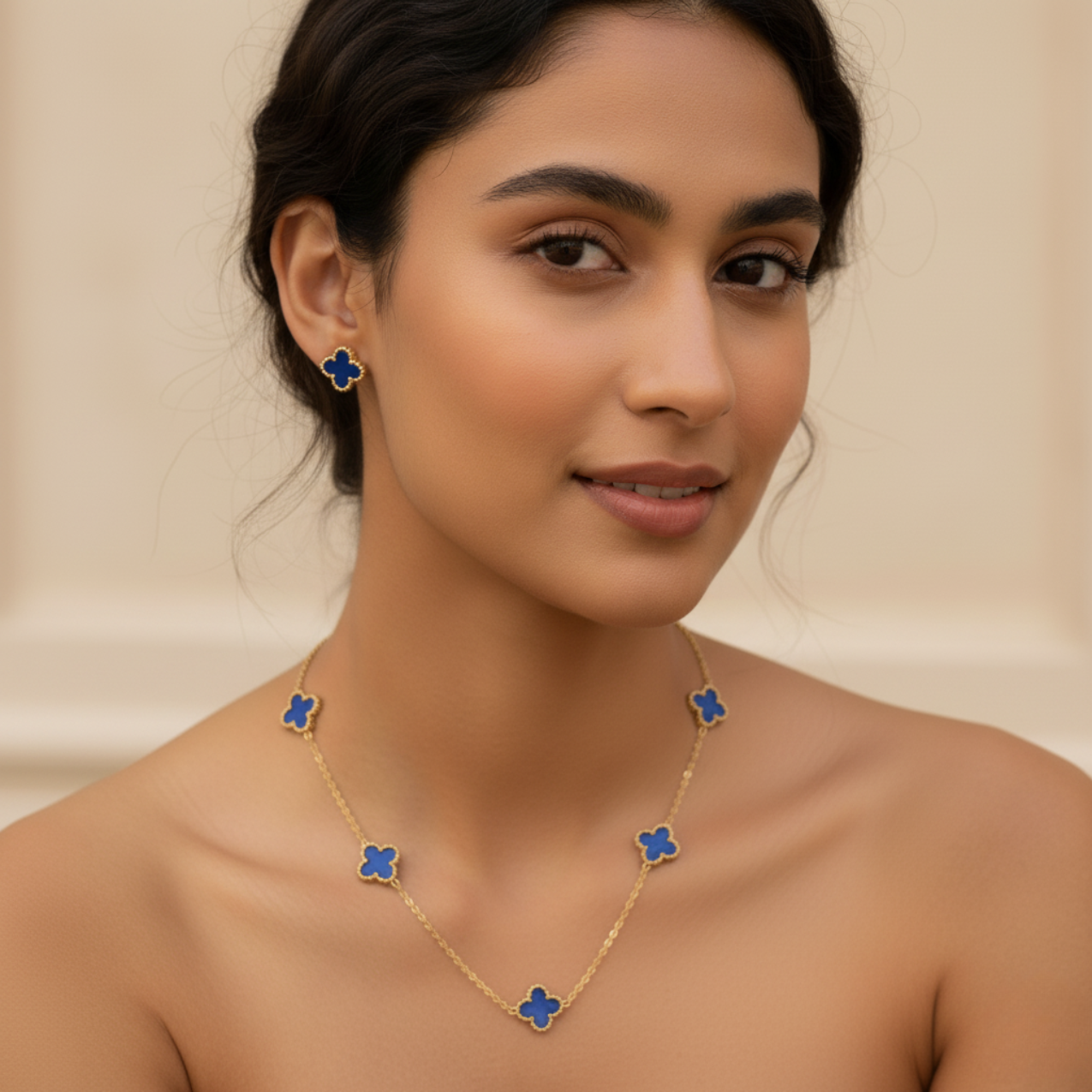 Collar con Tréboles Azules Espaciados de Acero Chapado en Oro 18K